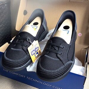 Skechers Hands Free Slip Ins - Women’s size 7 - Black - NWT